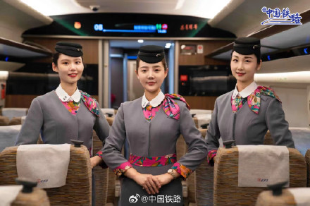 列车乘务员换秋季制服