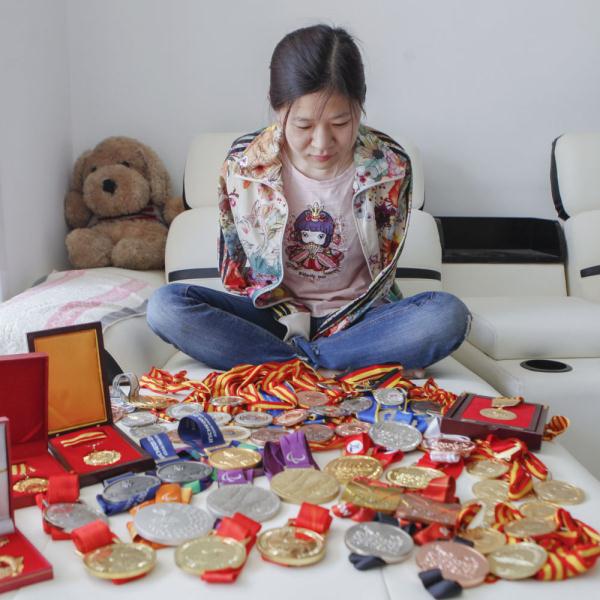 杭州亚残运会 | “无臂美人鱼”卢冬：是残奥冠军，也是斜杠青年