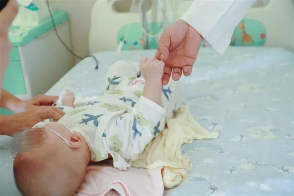 极为罕见！新生儿睾丸内有个“胎体”，还在不停游移