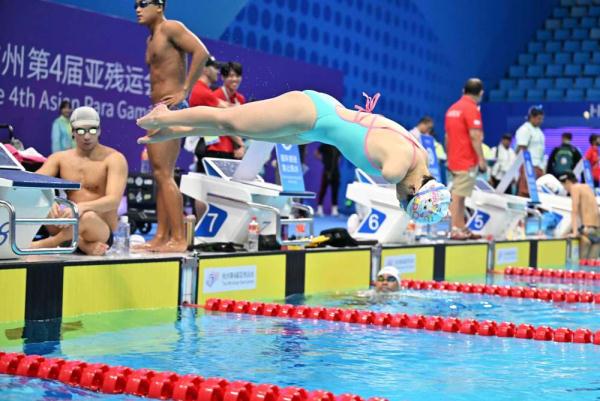 杭州亚残运会 | “无臂美人鱼”卢冬：是残奥冠军，也是斜杠青年
