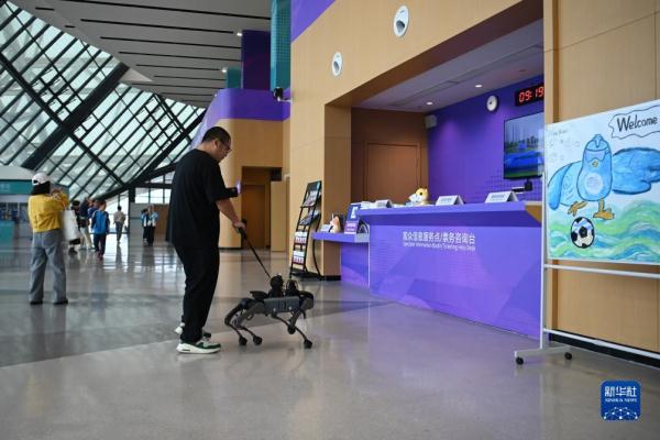 电子导盲犬亮相杭州亚残运会 电子导盲犬亮相杭州亚残运会