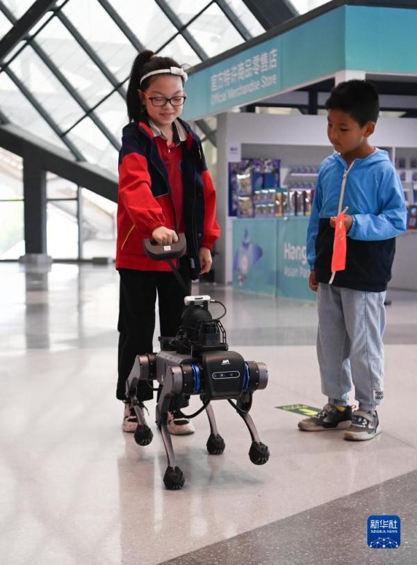 电子导盲犬亮相杭州亚残运会 电子导盲犬亮相杭州亚残运会