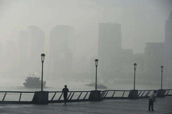 今晨，上海大雾！部分地区能见度不足100米，多条轮渡一度停航；今夜起注意空气污染