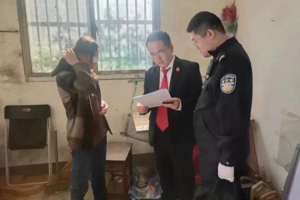 拘传现场，被执行人谎称配合结果翻墙逃跑