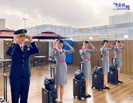 列车乘务员换秋季制服