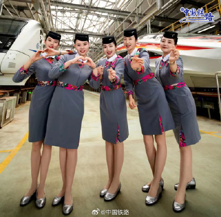 列车乘务员换秋季制服