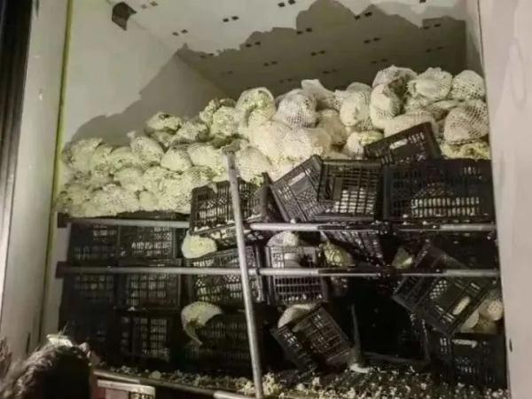 山东货车在浙江侧翻,14000多斤花菜被拒收,第二天…… 山东货车在浙江侧翻,14000多斤花菜被拒收,第二天……