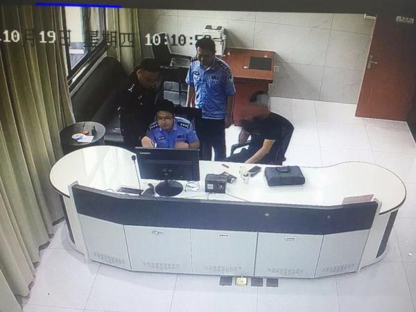 男子喝断片后包不翼而飞，里面有4万多现金！民警2小时找回