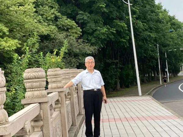 教授诗词课上突然开始讲高数？学校回应：他会的多着呢！
