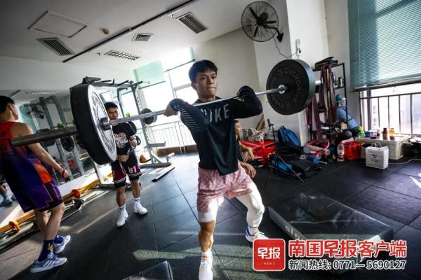 不一般!广西小伙身高165cm,却能做这事 不一般!广西小伙身高165cm,却能做这事