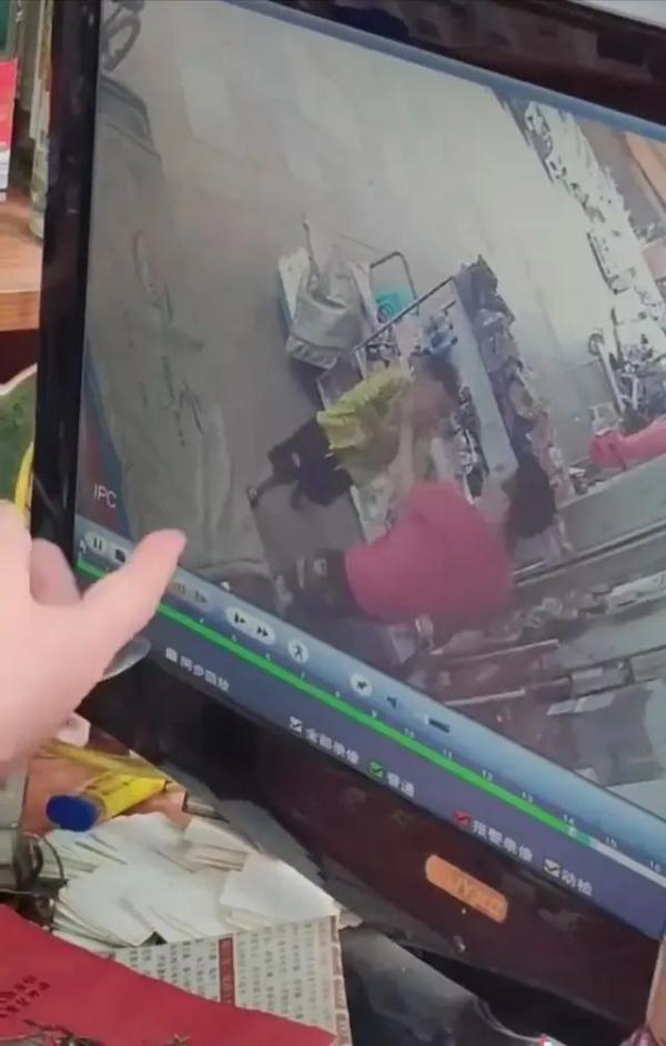 男孩买卡片被指偷东西遭掐脖推倒,老板被拘:多次被偷冲动了 男孩买卡片被指偷东西遭掐脖推倒,老板被拘:多次被偷冲动了