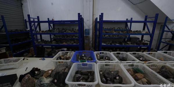 湖北武汉警方破获一起特大网上“赌石”诈骗案,涉案千万抓获124人 湖北武汉警方破获一起特大网上“赌石”诈骗案,涉案千万抓获124人