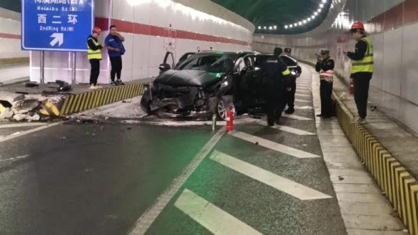 事发长沙！深夜隧道内，他们徒手掰车门……