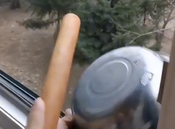 dangdangdang警察闻声翻墙跳了进去