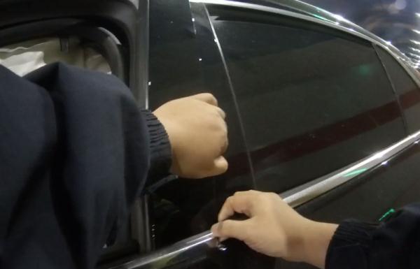 事发长沙！深夜隧道内，他们徒手掰车门……