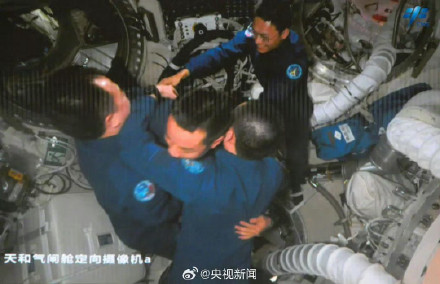 喜悦溢出屏幕！中国6名航天员太空拍全家福