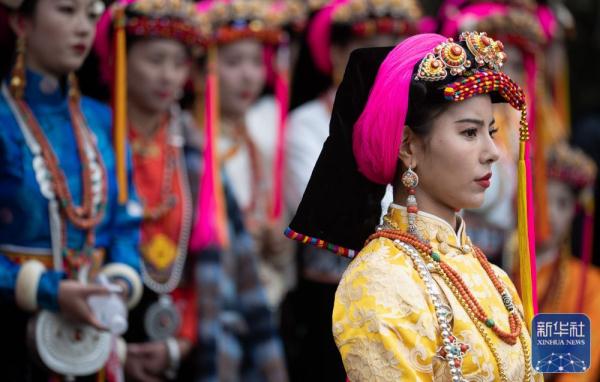 四川丹巴：嘉绒藏族风情节上的传统选美
