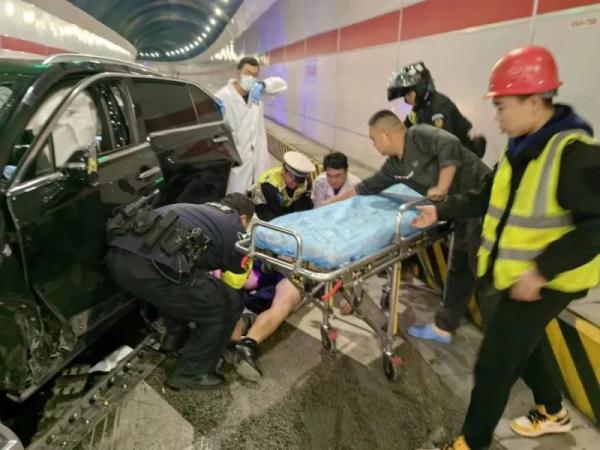 事发长沙！深夜隧道内，他们徒手掰车门……