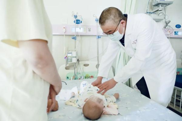 1000000分之一！4个月大男婴体内，竟取出一个"娃"…...