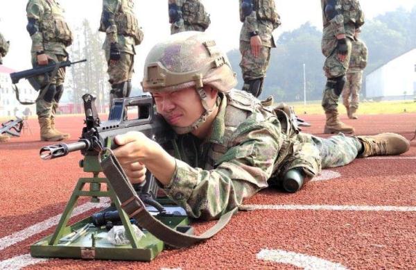 雷锋家乡三胞胎兄弟齐入伍 一家三代接力从军 雷锋家乡三胞胎兄弟齐入伍 一家三代接力从军