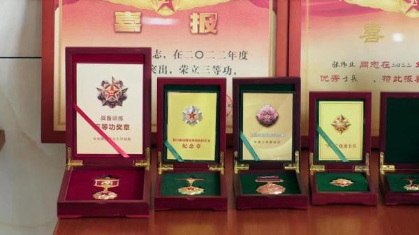 雷锋家乡三胞胎兄弟齐入伍 一家三代接力从军 雷锋家乡三胞胎兄弟齐入伍 一家三代接力从军