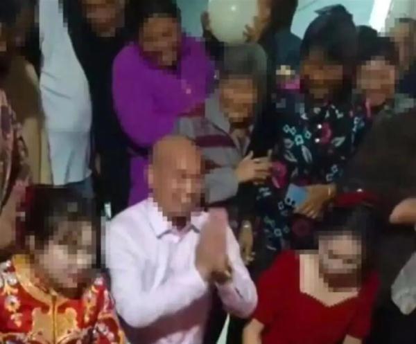 男子一场婚礼娶两个新娘？当地通报