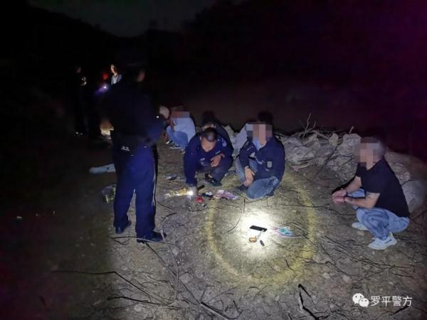 云南罗平警方打掉一个野外赌博团伙 查获赌博人员15人 云南罗平警方打掉一个野外赌博团伙 查获赌博人员15人