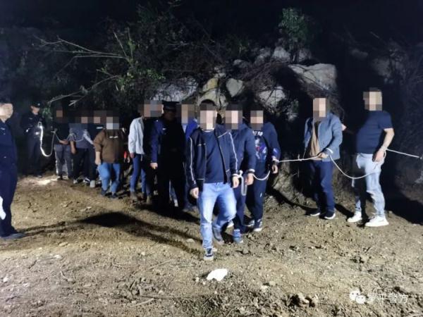 云南罗平警方打掉一个野外赌博团伙 查获赌博人员15人 云南罗平警方打掉一个野外赌博团伙 查获赌博人员15人