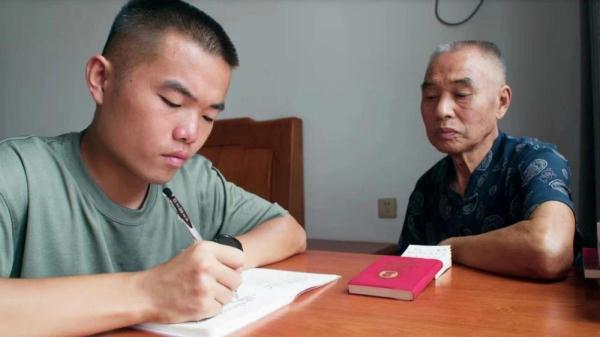 雷锋家乡三胞胎兄弟齐入伍 一家三代接力从军 雷锋家乡三胞胎兄弟齐入伍 一家三代接力从军