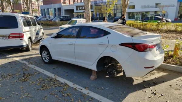 沈阳车主被偷仨轮胎,小偷落网后民警问为什么偷3个?答案让人无语…… 沈阳车主被偷仨轮胎,小偷落网后民警问为什么偷3个?答案让人无语……