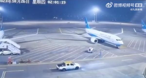 飞机在杭州机场机坪停场过夜被车辆刮蹭，厦门航空回应