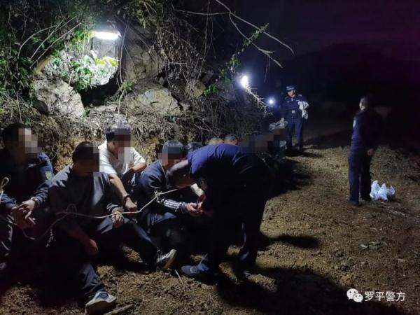 云南罗平警方打掉一个野外赌博团伙 查获赌博人员15人 云南罗平警方打掉一个野外赌博团伙 查获赌博人员15人