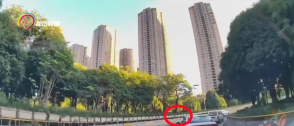 占两个车道、恶意别车、害别人差点撞车……他还放下车窗故意挑衅!他究竟想做啥? 占两个车道、恶意别车、害别人差点撞车……他还放下车窗故意挑衅!他究竟想做啥?