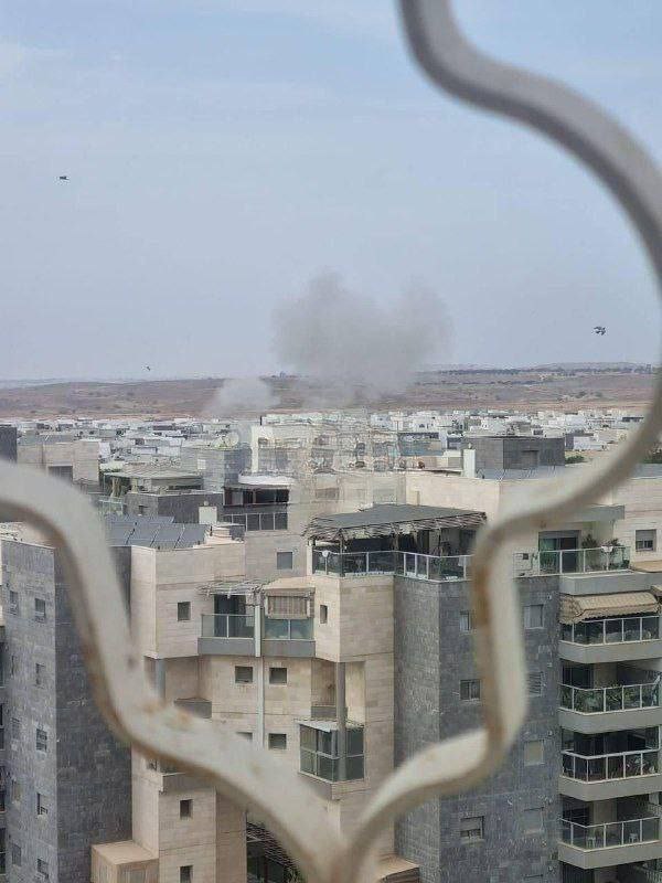 以色列南部城市贝尔谢巴一处房屋遭火箭弹袭击