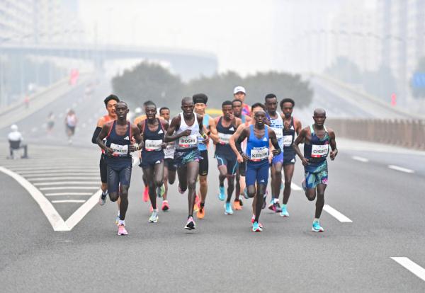 相差仅1秒！埃塞俄比亚选手包揽2023年北马男子组冠亚军