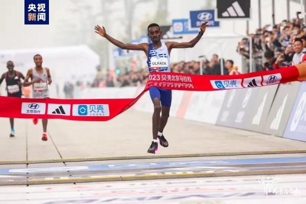 2时07分41秒！2023北京马拉松冠军产生