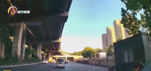 占两个车道、恶意别车、害别人差点撞车……他还放下车窗故意挑衅!他究竟想做啥? 占两个车道、恶意别车、害别人差点撞车……他还放下车窗故意挑衅!他究竟想做啥?