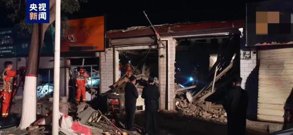 惊险！外卖店液化气罐爆燃，3间商铺倒塌！