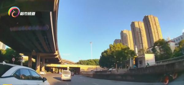 占两个车道、恶意别车、害别人差点撞车……他还放下车窗故意挑衅!他究竟想做啥? 占两个车道、恶意别车、害别人差点撞车……他还放下车窗故意挑衅!他究竟想做啥?