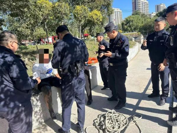 男孩在河边玩耍不慎陷入淤泥中,盘锦警方紧急救援 男孩在河边玩耍不慎陷入淤泥中,盘锦警方紧急救援