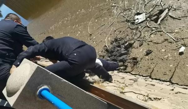 男孩在河边玩耍不慎陷入淤泥中,盘锦警方紧急救援 男孩在河边玩耍不慎陷入淤泥中,盘锦警方紧急救援