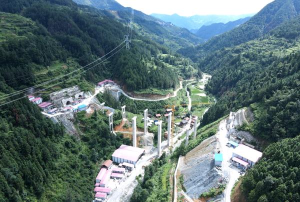 贵州剑黎高速公路20座隧道全线贯通