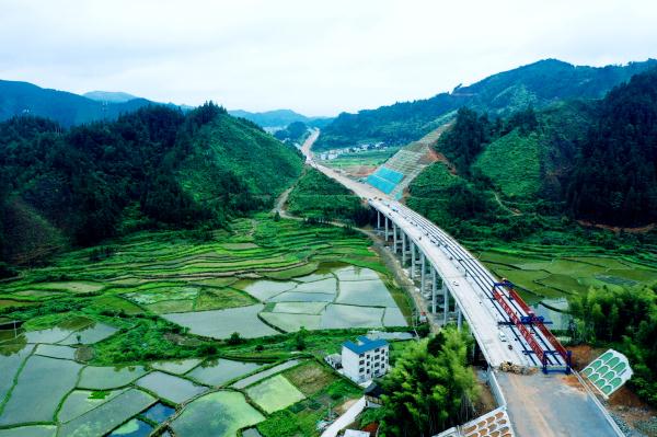 贵州剑黎高速公路20座隧道全线贯通
