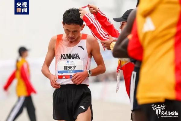 2时07分41秒！2023北京马拉松冠军产生