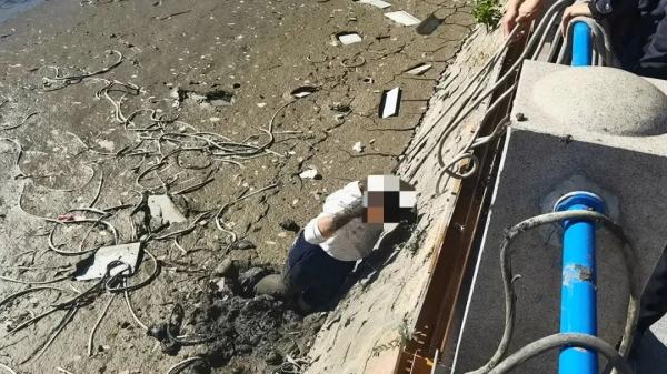 男孩在河边玩耍不慎陷入淤泥中,盘锦警方紧急救援 男孩在河边玩耍不慎陷入淤泥中,盘锦警方紧急救援