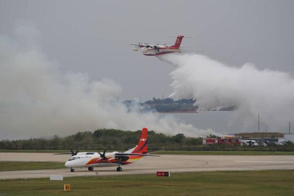 “鲲龙”领衔，70吨水从天而降！
