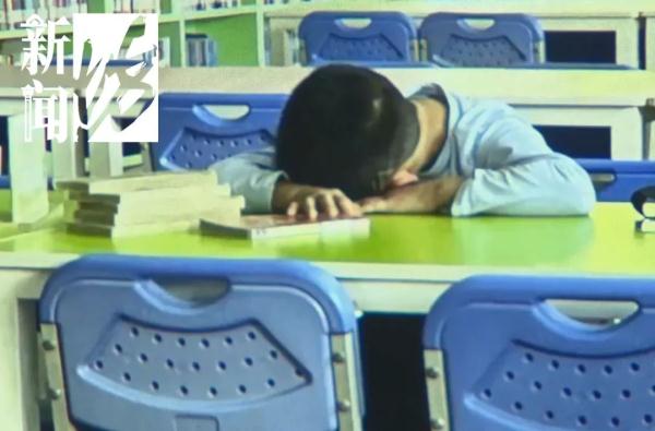 9岁男童夜宿快餐店,不上学不回家!生母:要管另一个小孩,这个没精力 9岁男童夜宿快餐店,不上学不回家!生母:要管另一个小孩,这个没精力