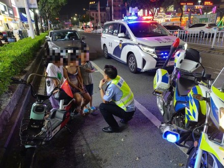 9岁的带8岁和7岁的偷骑电动车兜风，交警：请家长！
