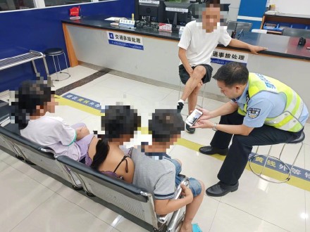 9岁的带8岁和7岁的偷骑电动车兜风，交警：请家长！