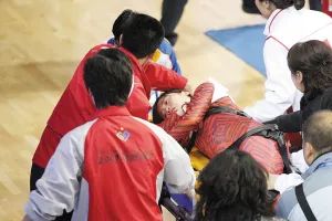 突发!运动员在比赛中被冰刀割喉… 突发!运动员在比赛中被冰刀割喉…